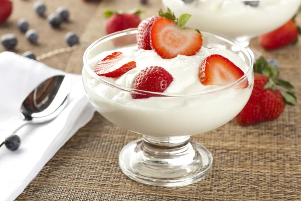 Yogurt greco biologico fresco con fragole — Foto Stock