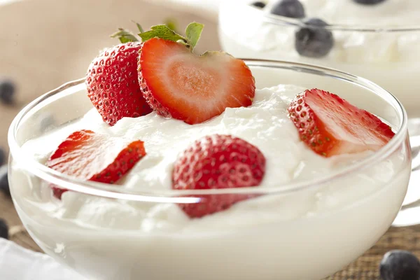 Yogurt greco biologico fresco con fragole — Foto Stock