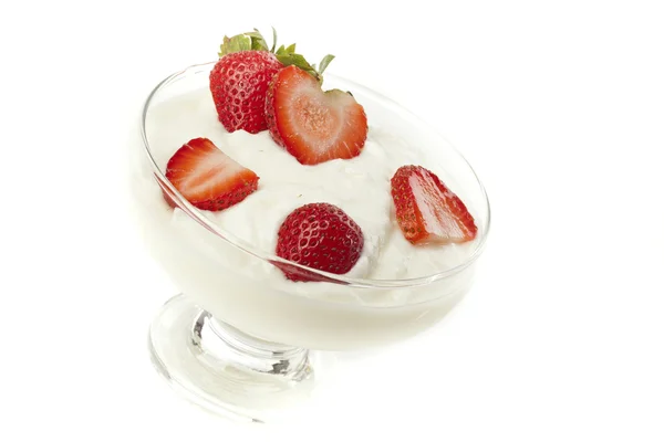 Frischer griechischer Bio-Joghurt mit Erdbeeren — Stockfoto