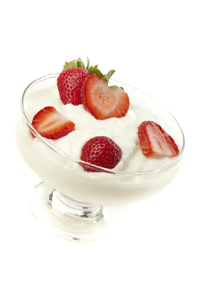 Frischer griechischer Bio-Joghurt mit Erdbeeren — Stockfoto