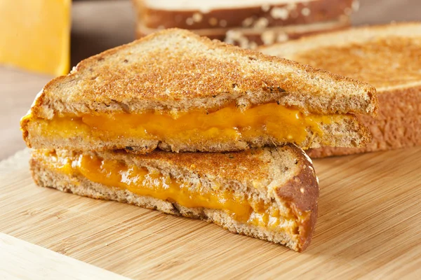 Geleneksel ev yapımı Kızarmış peynirli sandviç — Stok fotoğraf
