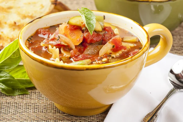 Horká domácí minestrone polévka — Stock fotografie