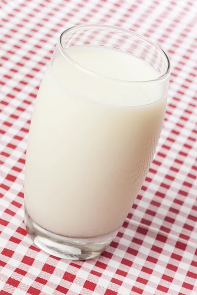 Hohes Bio-Glas weißer Milch — Stockfoto