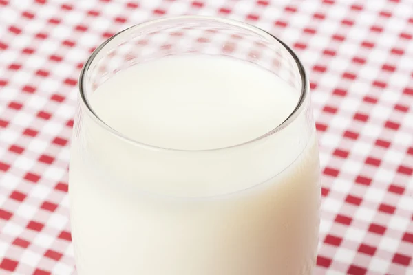 Alto vaso orgánico de leche blanca —  Fotos de Stock
