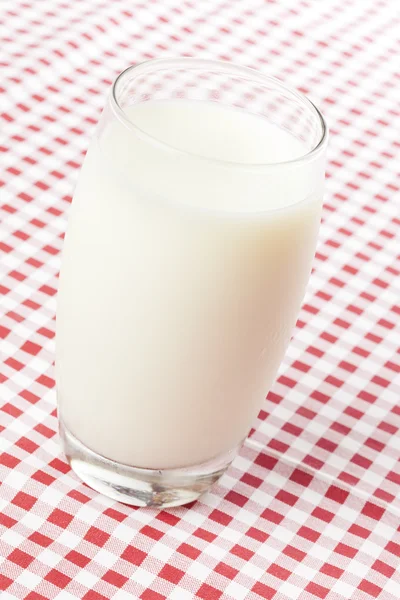 Hohes Bio-Glas weißer Milch — Stockfoto