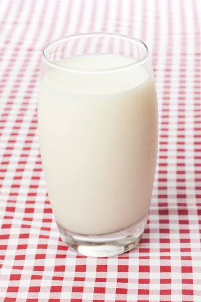 Vysoký organické sklo bílé mléko — Stock fotografie