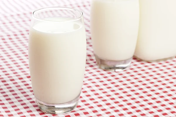 Ψηλό ποτήρι βιολογικό λευκό γάλακτος — Φωτογραφία Αρχείου