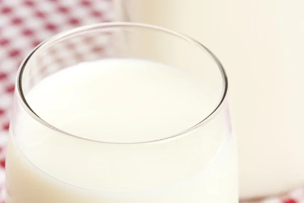 Alto vaso orgánico de leche blanca —  Fotos de Stock