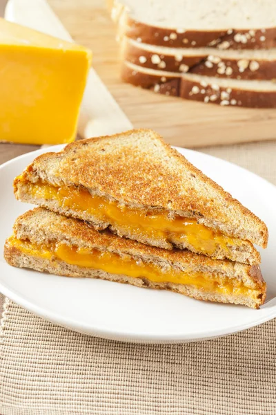 Традиционный домашний сэндвич с жареным сыром — стоковое фото