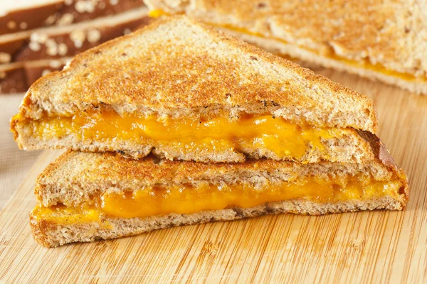 Geleneksel ev yapımı Kızarmış peynirli sandviç — Stok fotoğraf