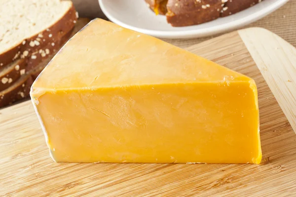 Hagyományos sárga Cheddar sajt — Stock Fotó