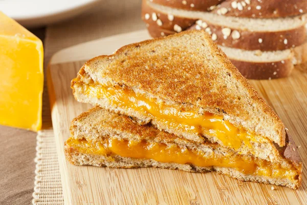 Sandwich tradizionale fatto in casa con formaggio alla griglia — Foto Stock