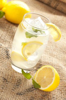 nane yaprakları ile organik taze limonata