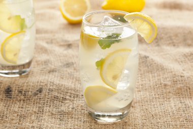 nane yaprakları ile organik taze limonata