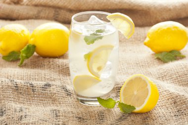 nane yaprakları ile organik taze limonata
