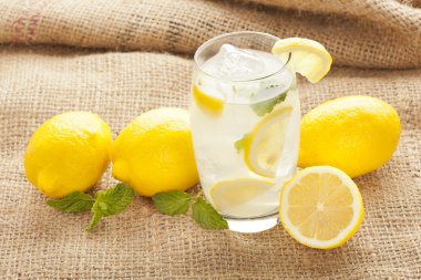 nane yaprakları ile organik taze limonata