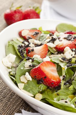 taze ev yapımı çilekli ıspanak salatası