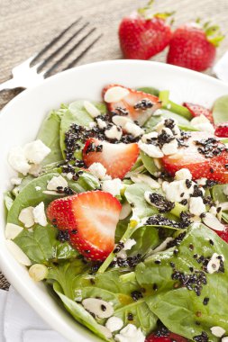 taze ev yapımı çilekli ıspanak salatası