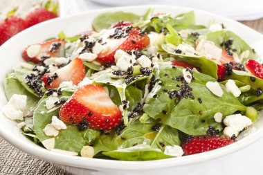 taze ev yapımı çilekli ıspanak salatası