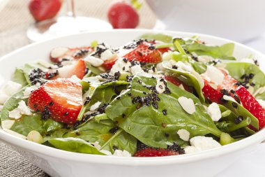 taze ev yapımı çilekli ıspanak salatası