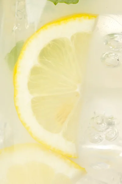 Свежий органический лимонад с мятными листьями — стоковое фото