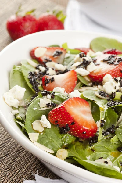 taze ev yapımı çilekli ıspanak salatası