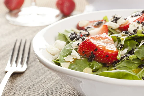 Salade fraîche d'épinards aux fraises maison — Photo