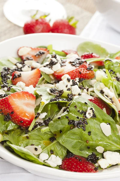 Insalata di spinaci alla fragola fresca fatta in casa — Foto Stock