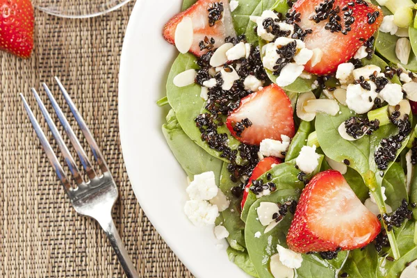 Ensalada casera fresca de espinacas de fresa — Foto de Stock