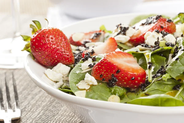 Fresh Homemade Strawberry Spinach Salad — Stock Photo, Image