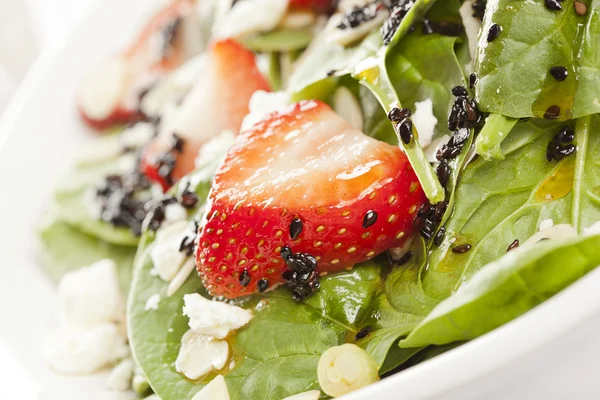 Fresh Homemade Strawberry Spinach Salad — Stock Photo, Image