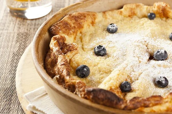 Zelfgemaakte Duitse pannenkoek met bosbessen — Stockfoto