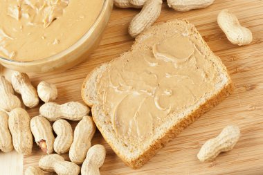 krem kahverengi fıstık ezmesi