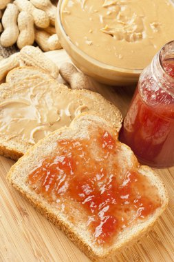 ev yapımı fıstık ezmesi ve jöle sandviç