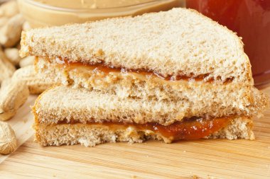 ev yapımı fıstık ezmesi ve jöle sandviç