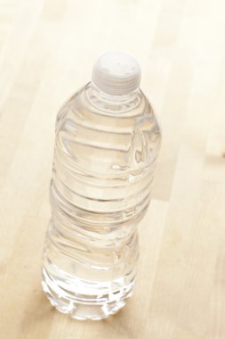 serinletici su bir şişe