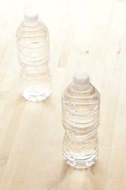 serinletici su bir şişe