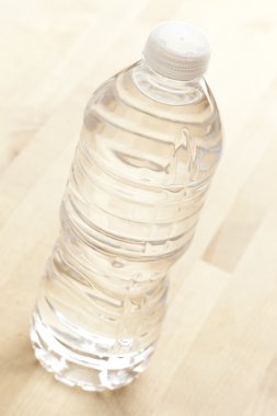 serinletici su bir şişe