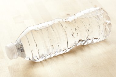 serinletici su bir şişe