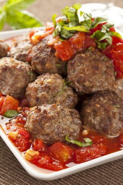 ev yapımı köfte, kırmızı domates soslu