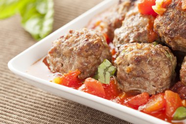 ev yapımı köfte, kırmızı domates soslu