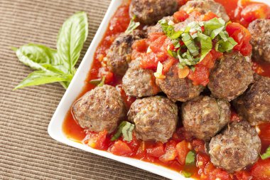 ev yapımı köfte, kırmızı domates soslu