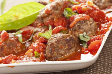 ev yapımı köfte, kırmızı domates soslu