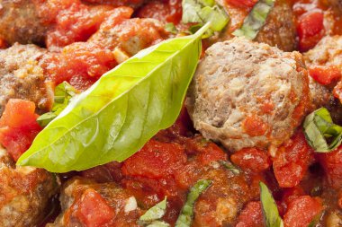 ev yapımı köfte, kırmızı domates soslu