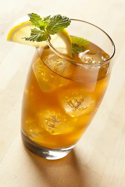 Refreshing Iced Tea with Lemon — Stock Photo, Image