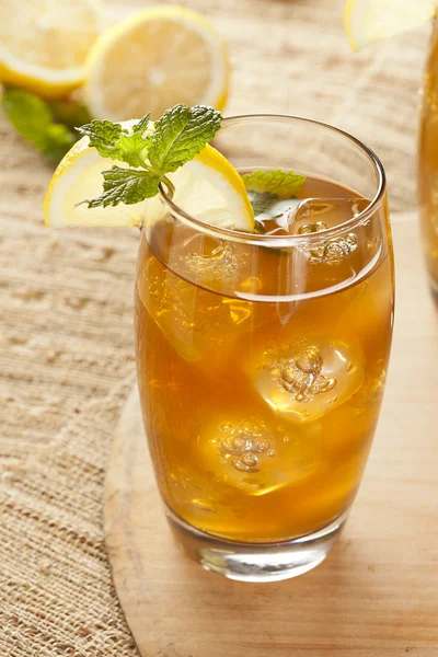 Освежающий чай со льдом с лимоном — стоковое фото