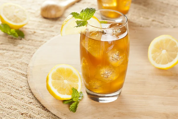 Tè freddo rinfrescante con limone — Foto Stock