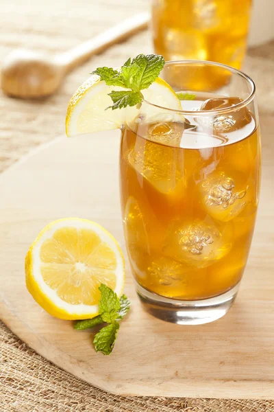 Té helado refrescante con limón —  Fotos de Stock