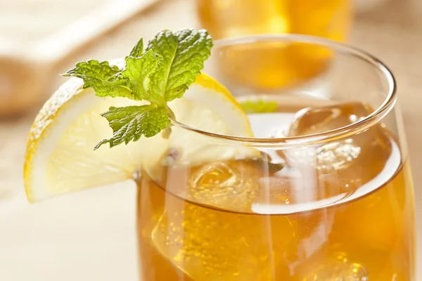 Refreshing Iced Tea with Lemon — Stock Photo, Image