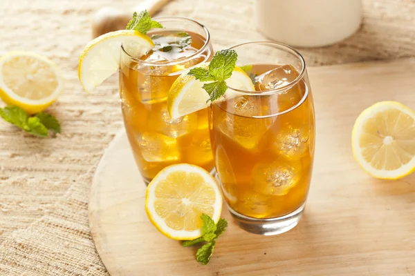 Освежающий чай со льдом с лимоном — стоковое фото